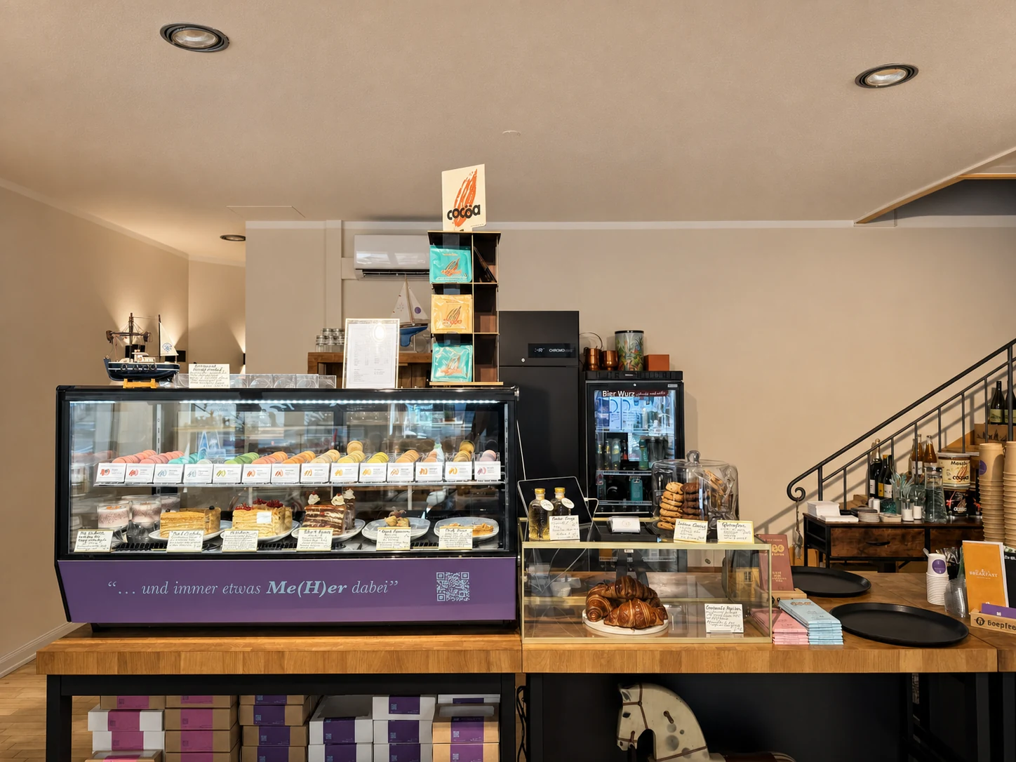 Verkaufstheke mit gefüllter Vitrine und violetten Markendetails